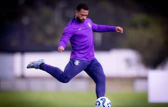 Memphis Depay falta a treino do Corinthians sem aviso e agrava crise no clube