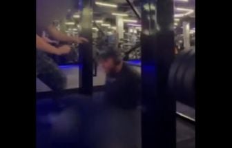 Vídeo: estudante fratura as duas pernas ao agachar com 140 kg em academia