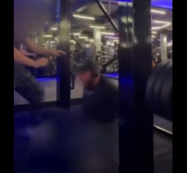 Imagem - Vídeo: estudante fratura as duas pernas ao agachar com 140 kg em academia
