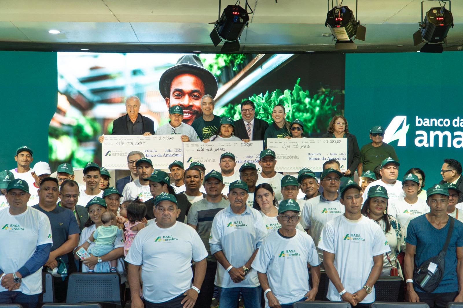 (A agricultura familiar teve papel de destaque no Plano Safra 24/25, com a liberação de R$ 1,941 bilhão distribuídos em 37.163 contratos.)