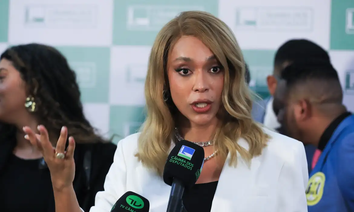 Imagem - Erika Hilton pede ao STF bloqueio das contas de Eduardo Bolsonaro