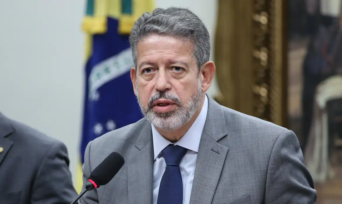 Imagem - Lira amplia redução parcial de IR para quem ganha até R$ 7.350