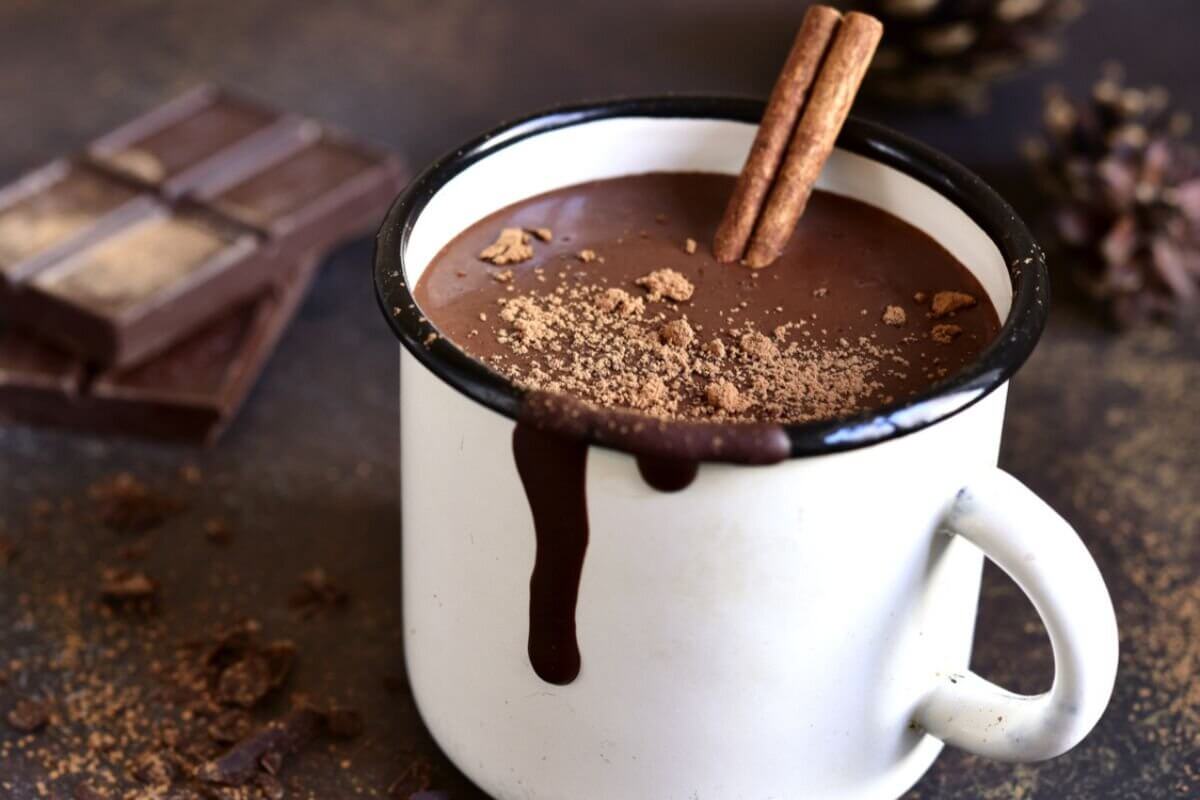 Chocolate quente com leite de amêndoas (Imagem: Liliya Kandrashevich | Shutterstock)
