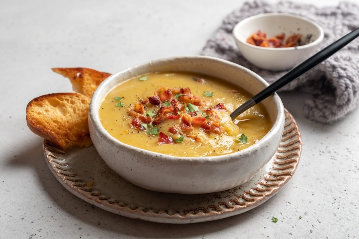 Creme de milho-verde com bacon (Imagem: Elena Shashkina | Shutterstock) 