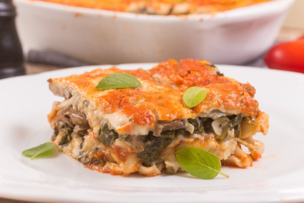 Lasanha de espinafre com cogumelo (Imagem: odrigobark | Shutterstock) 