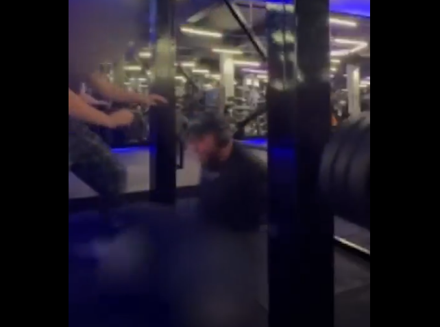 Imagem - Vídeo: estudante fratura as duas pernas ao agachar com 140 kg em academia