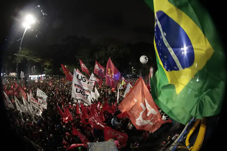 (Políticos como Érika Hilton, Eduardo Suplicy, Rui Falcão e Nabil Bonduki estiveram no local.)