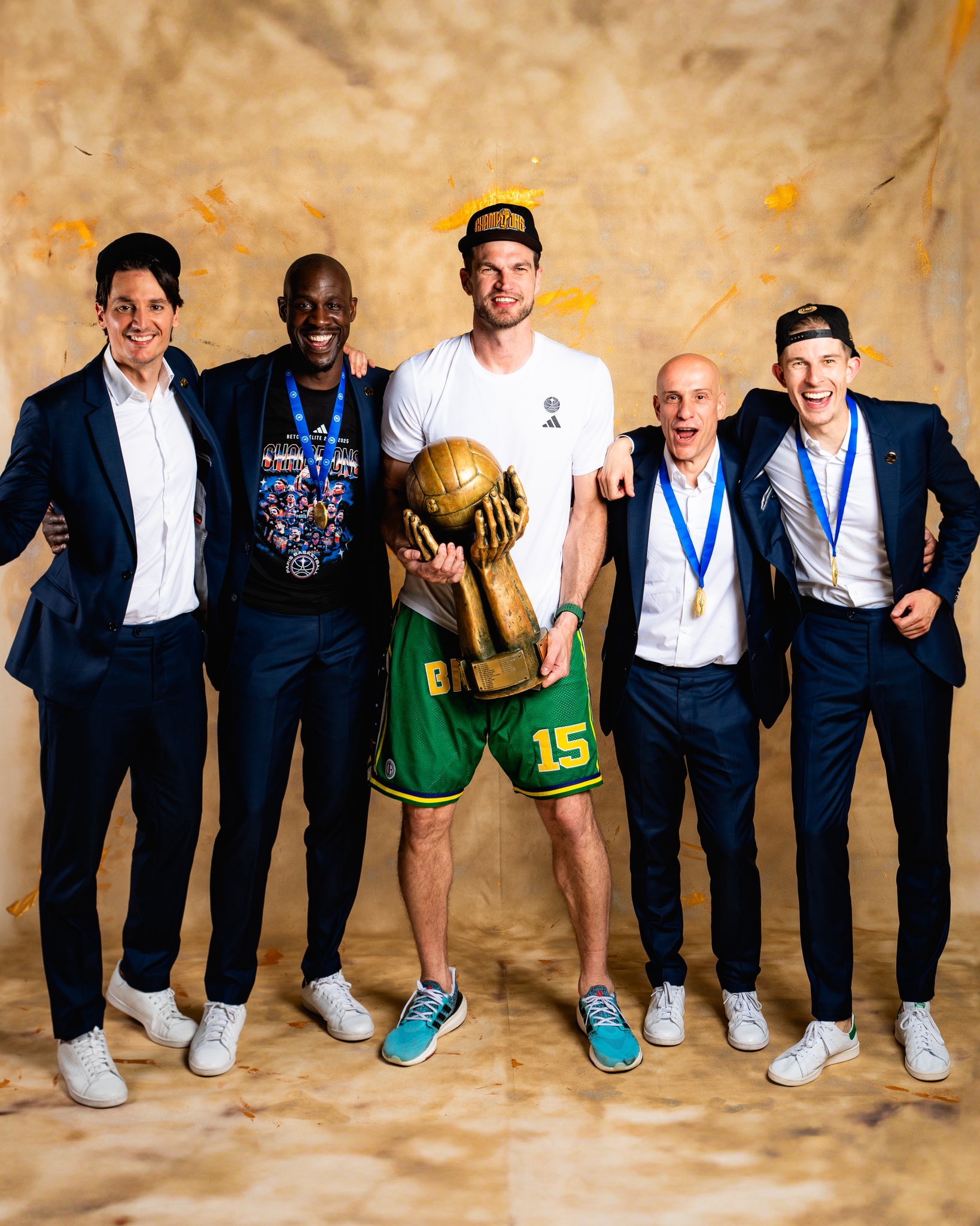 Tiago Splitter (ao centro) também foi campeão também pelo Paris Basketball, já como técnico