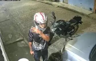 Vídeo: criminoso rouba moto e avisa vítima que vai usá-la para matar uma pessoa em Maceió