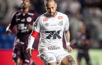 Neymar brilha em retorno ao Santos com gol, assistência e show em amistoso