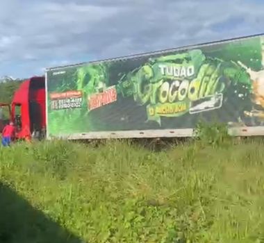 Imagem - Vídeo: carreta com aparelhagem Crocodilo sofre falha mecânica e sai da estrada