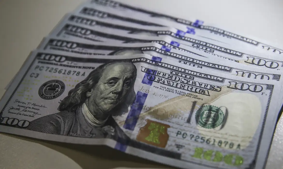 Imagem - Dólar fecha praticamente estável, a R$ 5,54, mas sobe 2,26% na semana