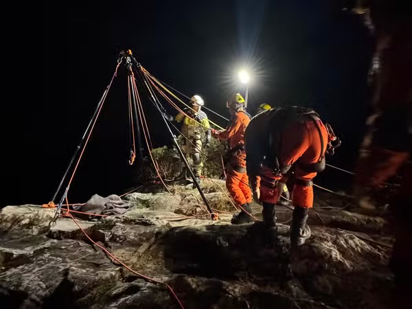A confirmação da morte foi feita pelo Corpo de Bombeiros por volta das 23h, cerca de 10 horas após a queda.