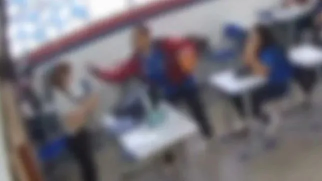 adolescente chegou atrasado à aula e, sem pedir autorização, subiu na mesa da professora para desligar o ar-condicionado da sala

