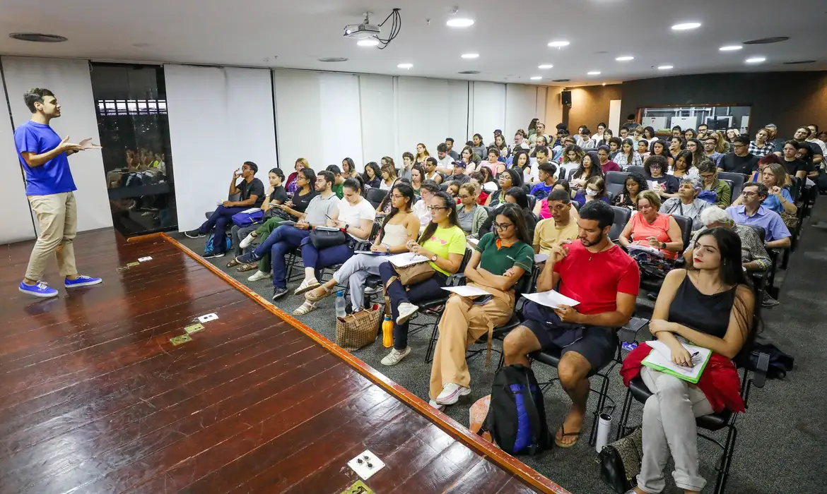 Concurseiros se preparando para o CNU -