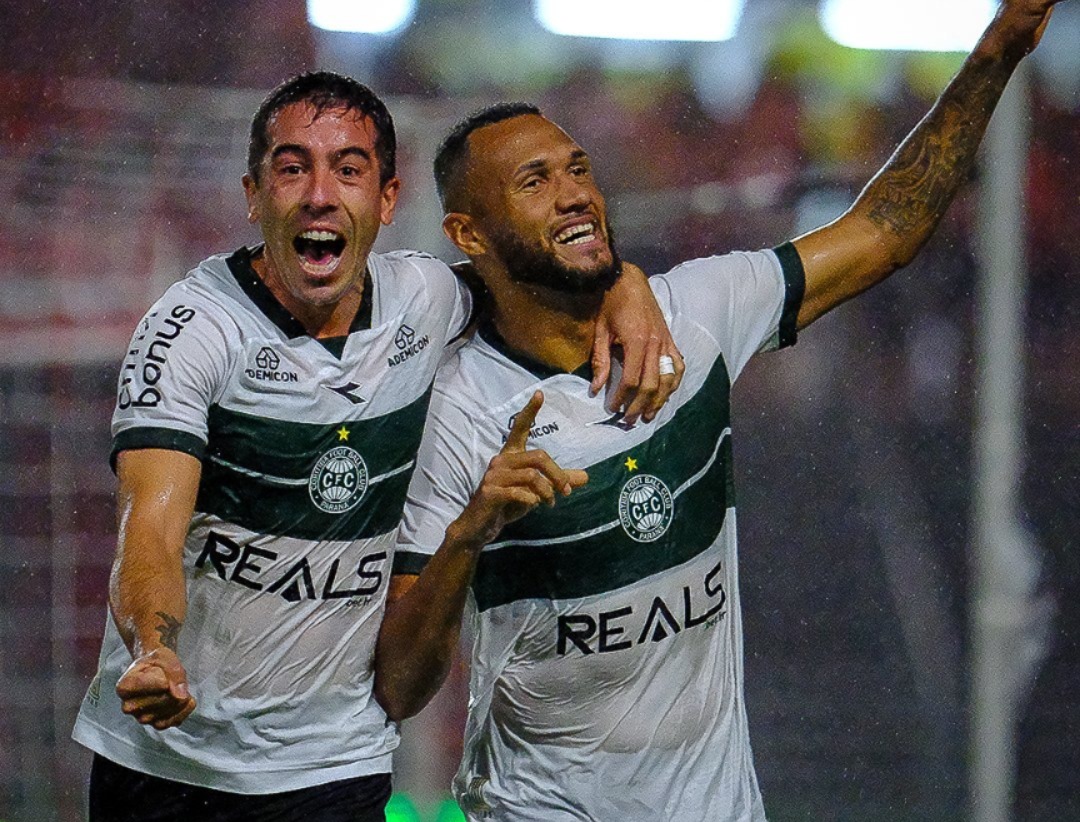 Coxa venceu jogando fora de casa, no estádio Rei Pelé - 