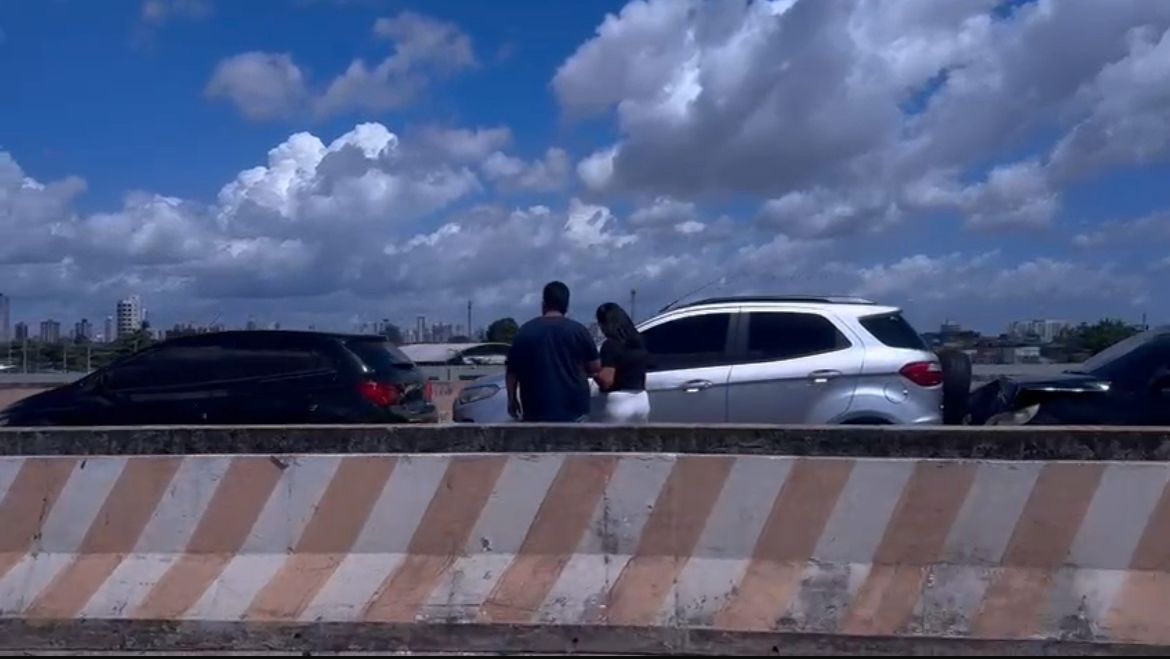 Imagem - Vídeo: engavetamento com quatro carros complica o trânsito no elevado da Júlio César, em Belém