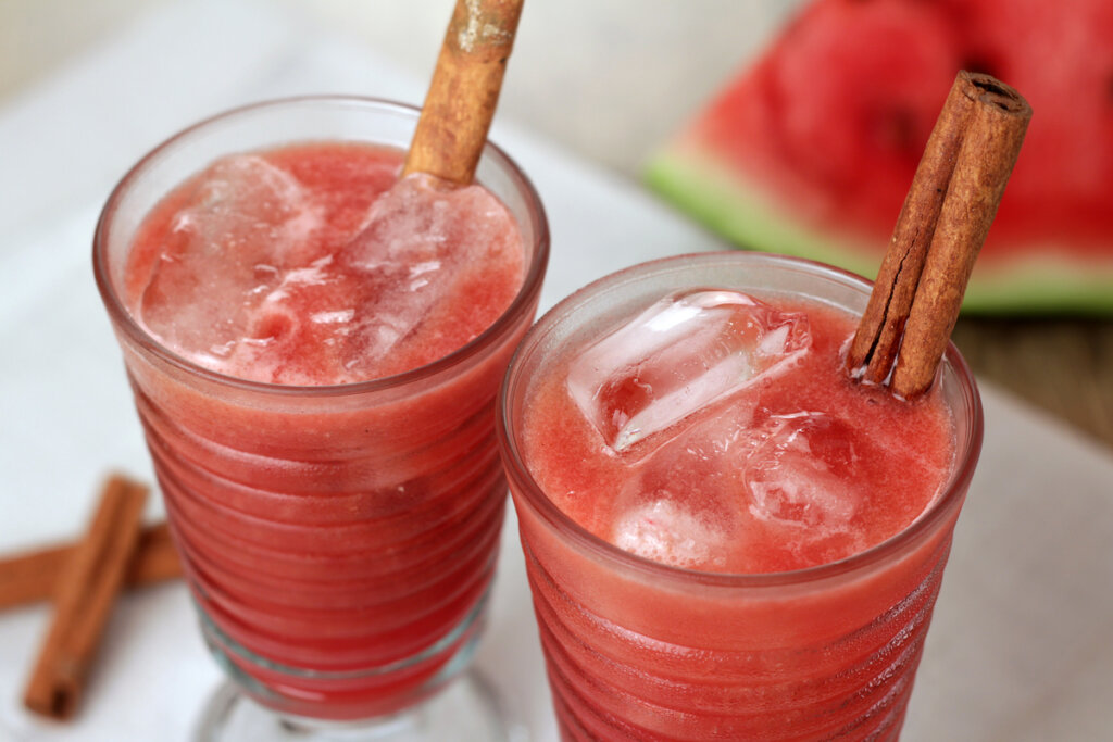 Suco de melancia com canela e castanha-de-caju (Imagem: Stela Handa | Shutterstock)