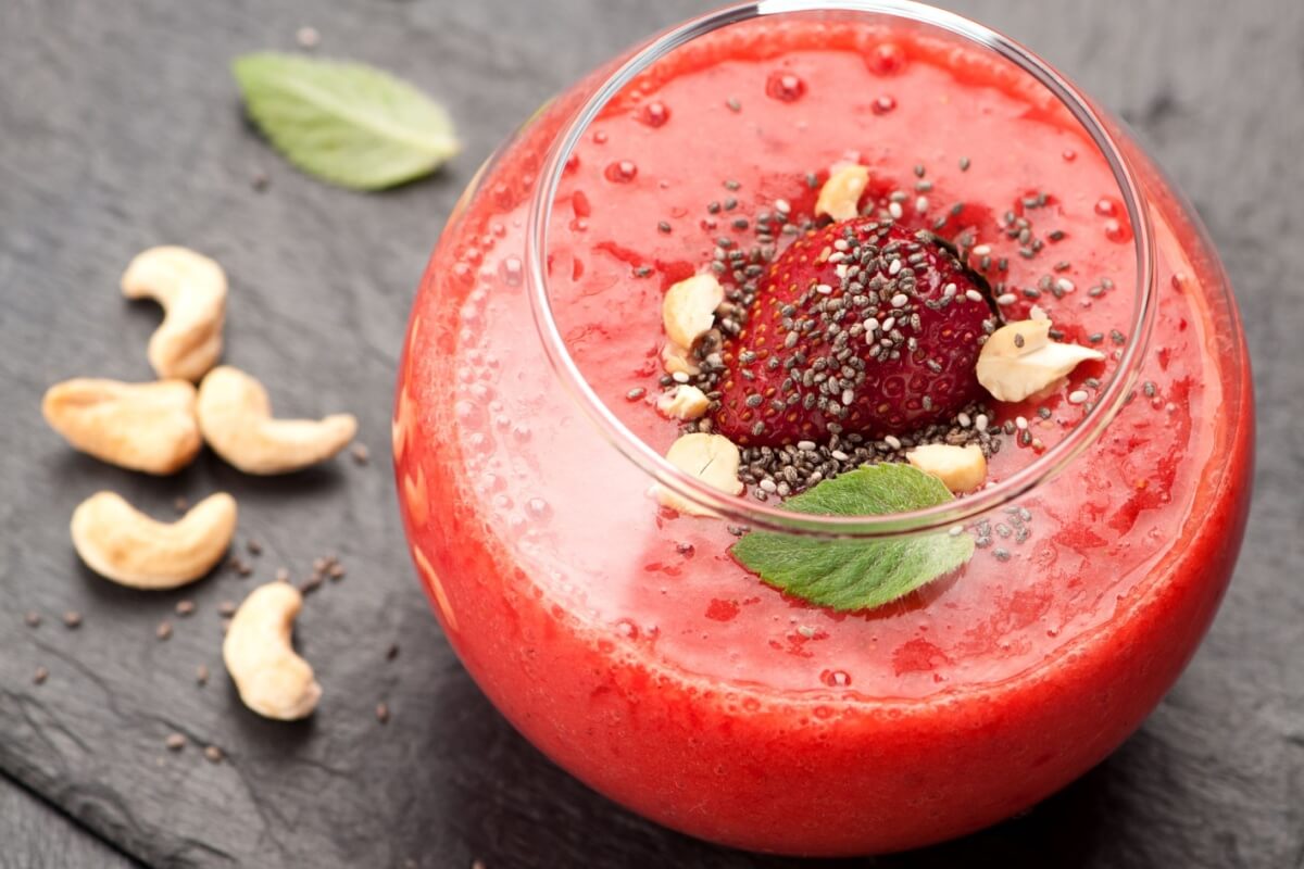 Suco de morango com castanha-de-caju (Imagem: Marina Averyanova | Shutterstock)