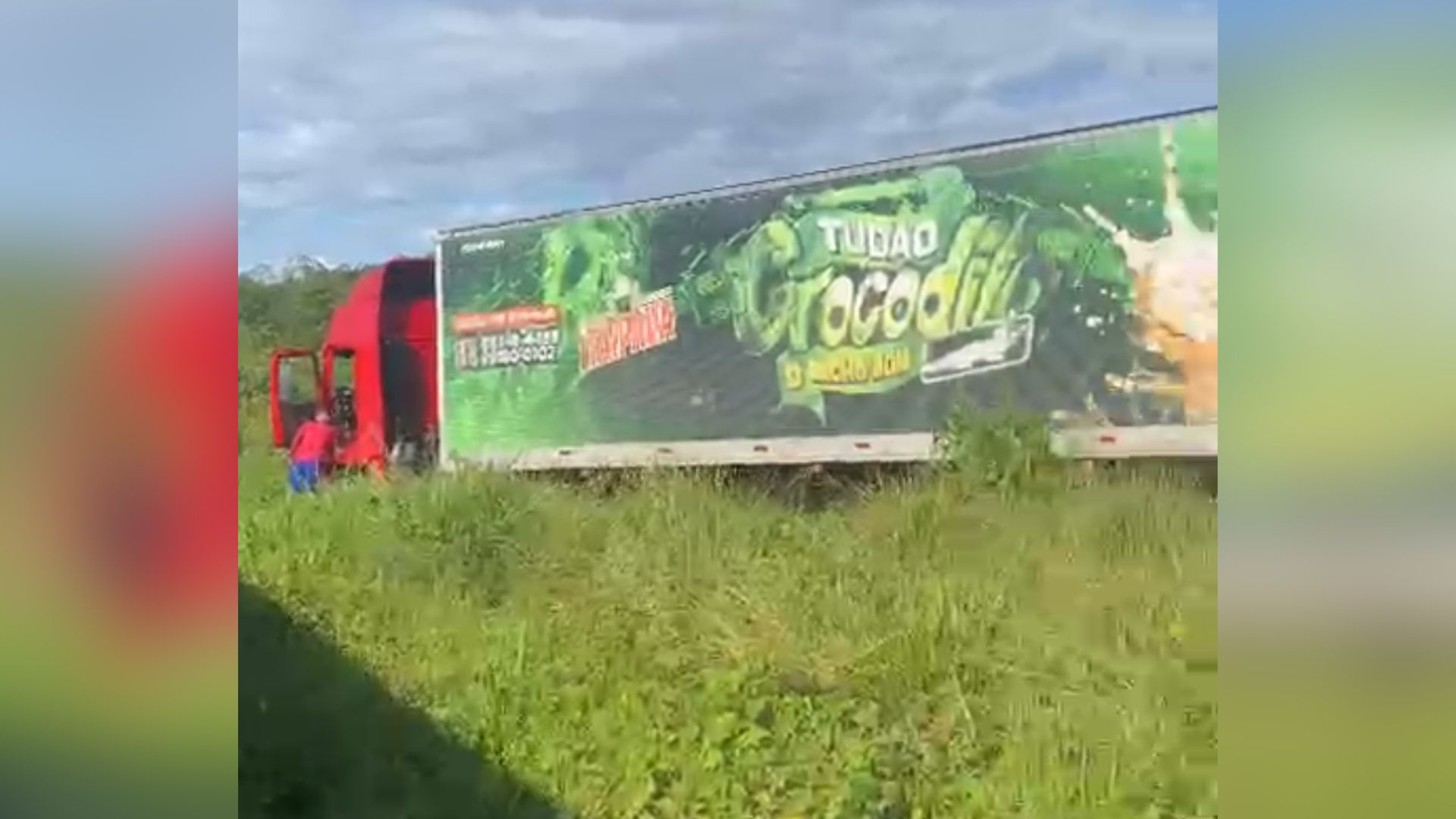 Imagem - Vídeo: carreta com aparelhagem Crocodilo sofre falha mecânica e sai da estrada