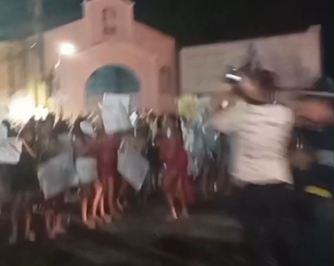 (Manifestantes usaram cartazes para pedir justiça contra um crime de abuso sexual. A vítima era uma criança.) 