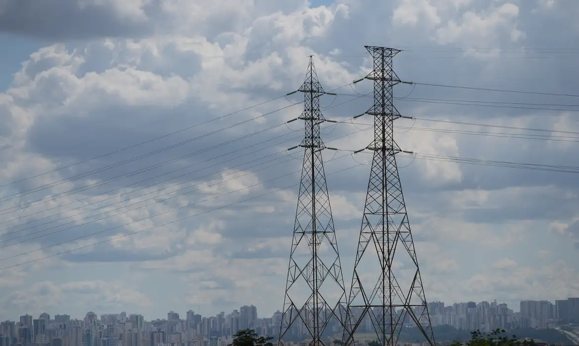 O texto da MP introduz um teto para a Conta de Desenvolvimento Energético (CDE) e substitui a contratação de termelétricas por pequenas centrais hidrelétricas (PCH).