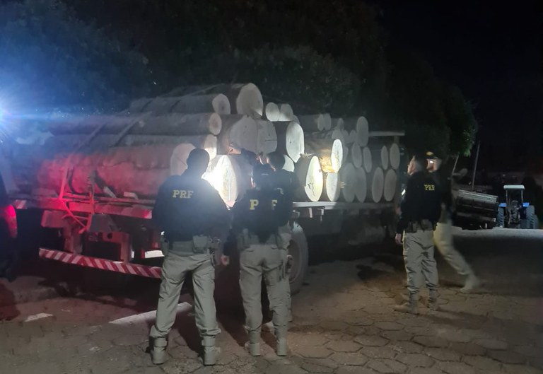 PRF apreende caminhão com toras de madeira transportadas ilegalmente no Pará - 