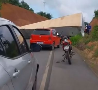 Imagem - Carreta tomba na PA 370 e bloqueia trânsito entre Uruará e Santarém