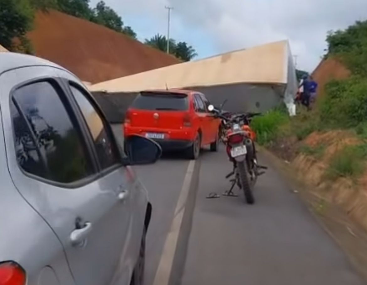 Carreta tomba na PA 370 e bloqueia trânsito entre Uruará e Santarém