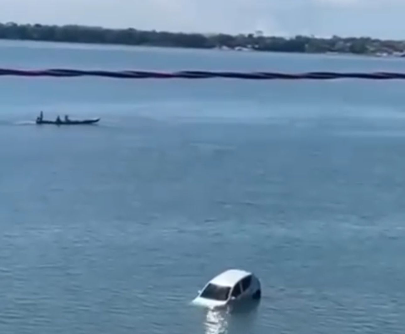 Carro vai parar no rio Tocantins, em Marabá, no Pará - 