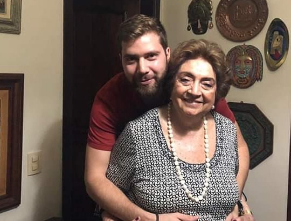 Maria do Faro Chaves completou 97 lindas primaveras e festejou a data entre os filhos, netos e bisnetos. A coluna deseja muitos dias felizes à aniversariante. 