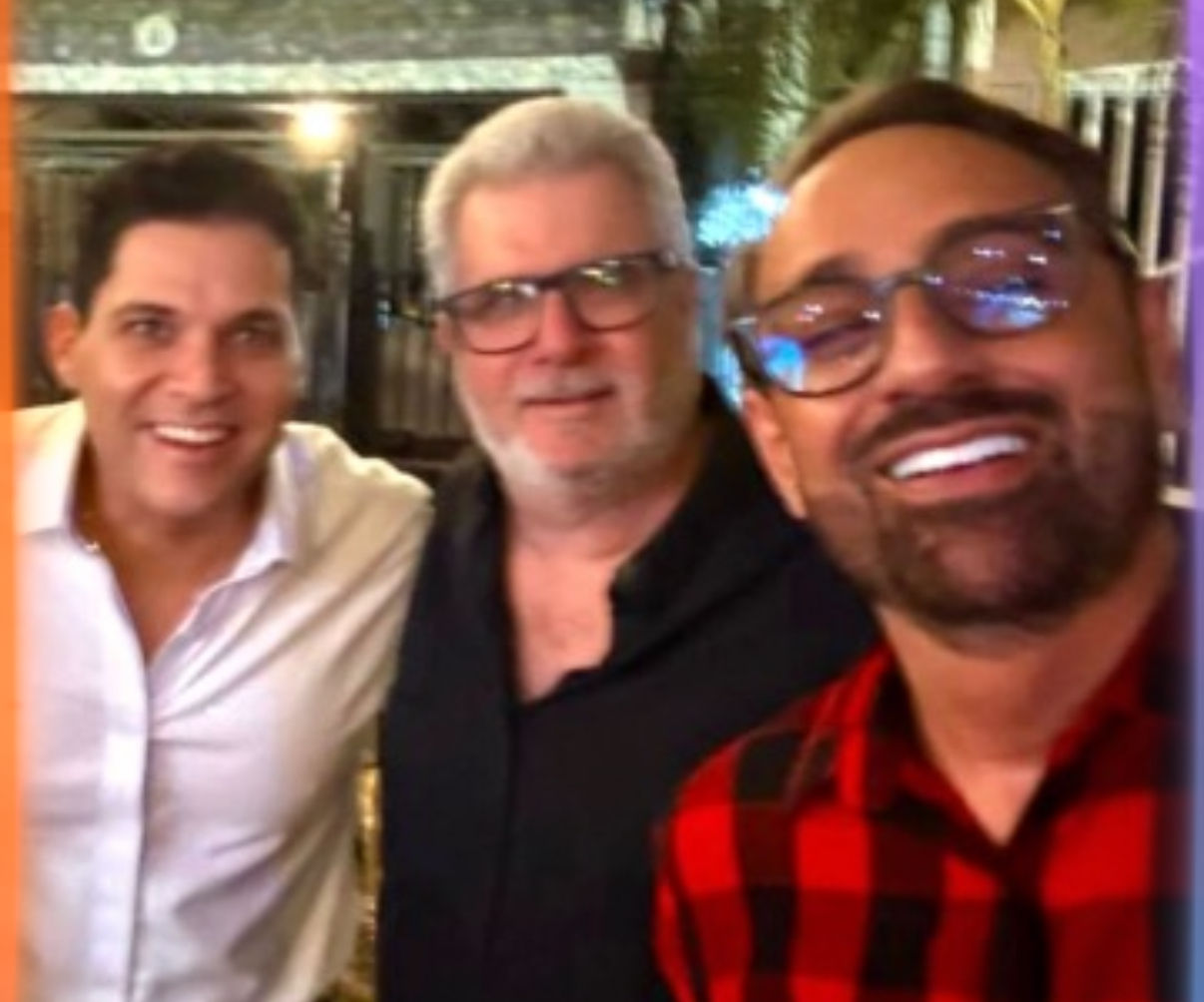 Michel Viana e Mauro Guimarães prestigiaram a festa que Jefferson Goldenberg promove todos os anos, para comemorar o aniversário do filho, João. Claro que as atrações musicais não poderiam faltar, já que o anfitrião é expert nessa área. 