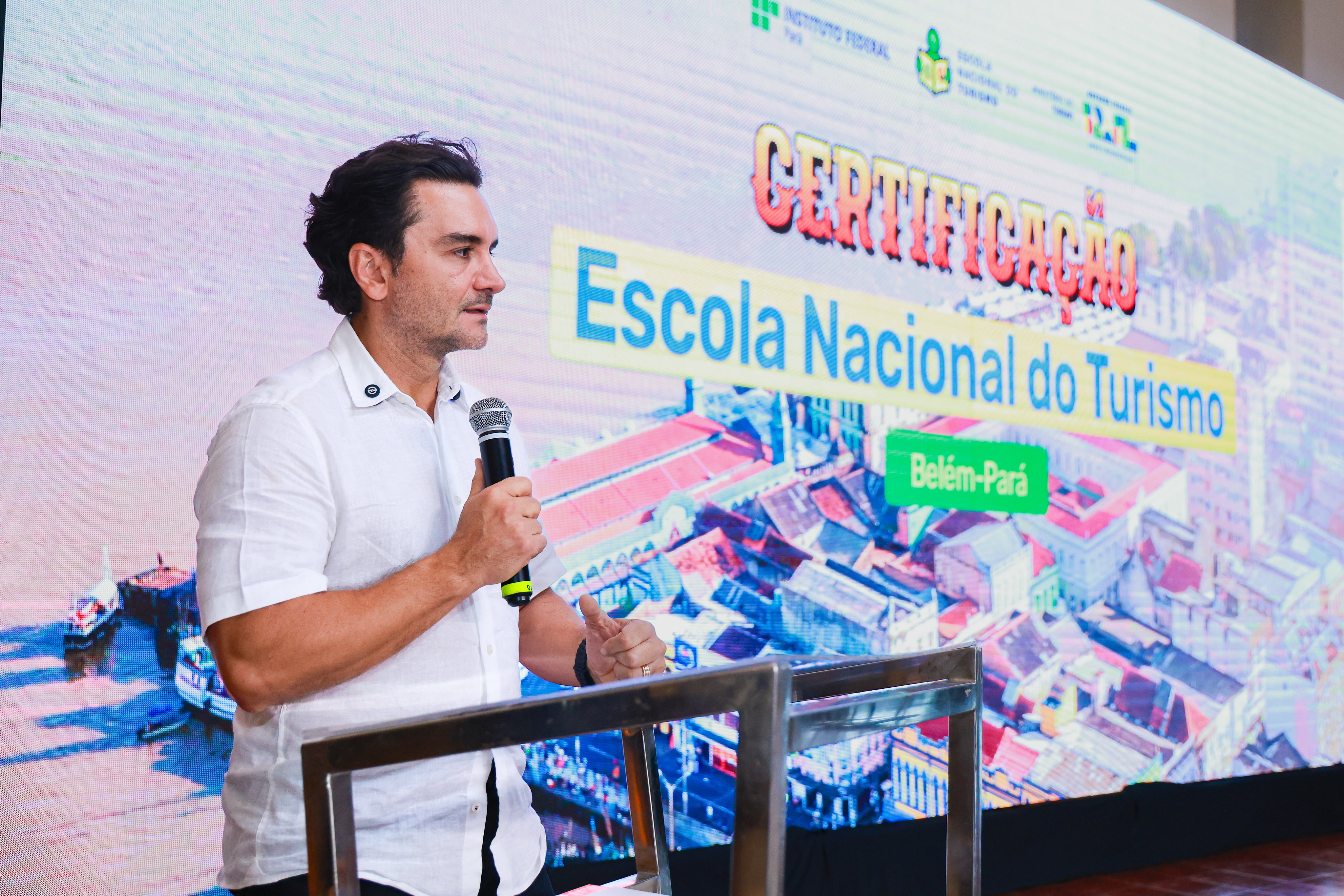 Ministro do Turismo, Celso Sabino, durante a formatura