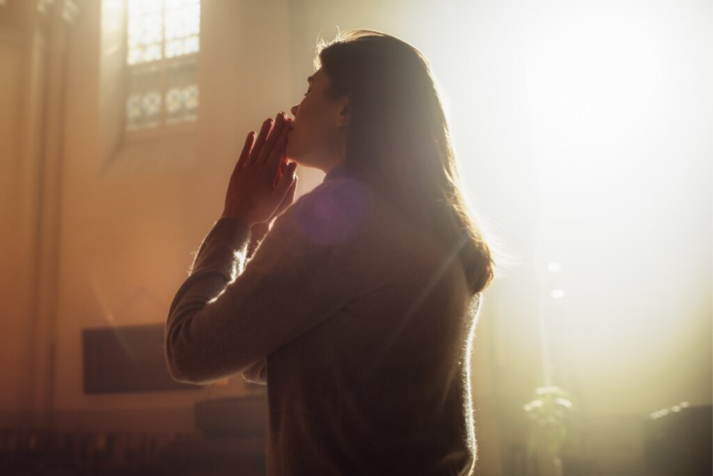 Orações homenageiam Nossa Senhora da Rosa Mística e rogam por sua proteção (Imagem: Gorodenkoff | Shutterstock)