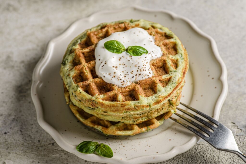 Waffle de abobrinha com molho de iogurte (Imagem: JuliaLavleis | Shutterstock)