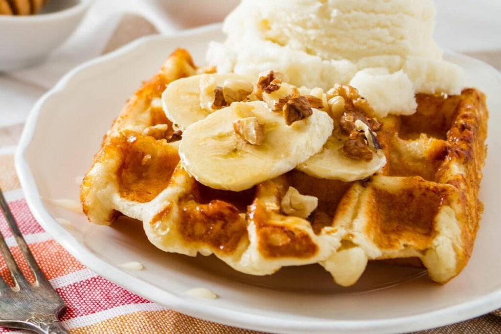 Waffle de banana com nozes (Imagem: Oleksandra Naumenko | Shutterstock)