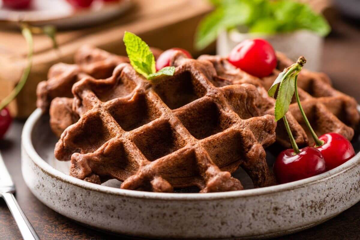 Waffle de chocolate (Imagem: Vladislav Noseek | Shutterstock)