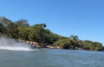 Motorista atravessa rio com 'moto sobre as águas' e vídeo viraliza nas redes; assista
