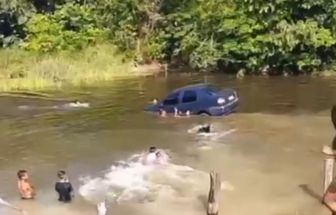 Ladeira abaixo: carro cai em igarapé em balneário no Pará; assista