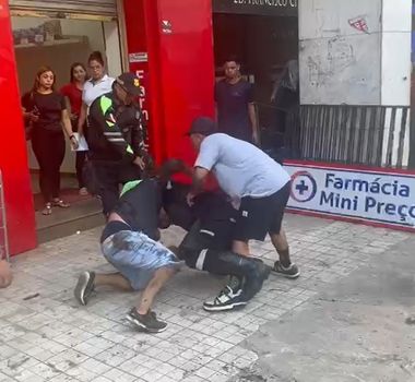 Imagem - Briga entre agentes de trânsito e motorista de Kombi gera tumulto no centro de Belém