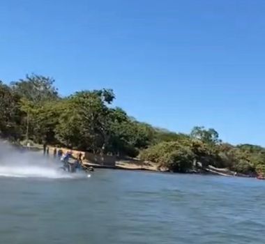 Imagem - Motorista atravessa rio com 'moto sobre as águas' e vídeo viraliza nas redes; assista