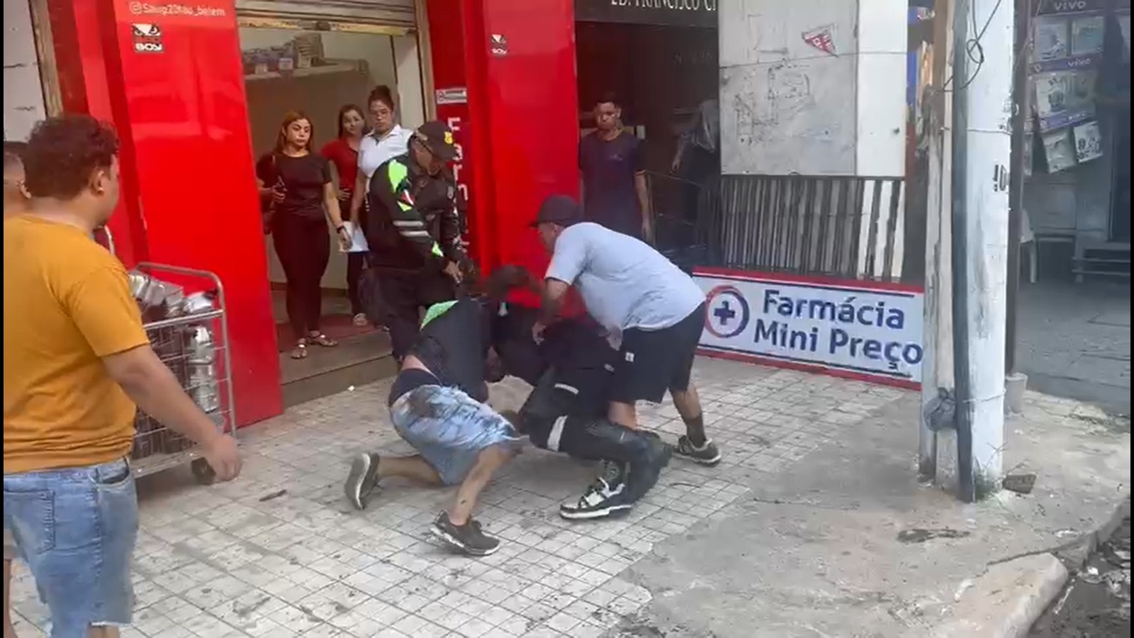 Imagem - Briga entre agentes de trânsito e motorista de Kombi gera tumulto no centro de Belém