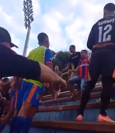 Duque de Caxias foi rebaixado e jogador foram pra cima da torcida