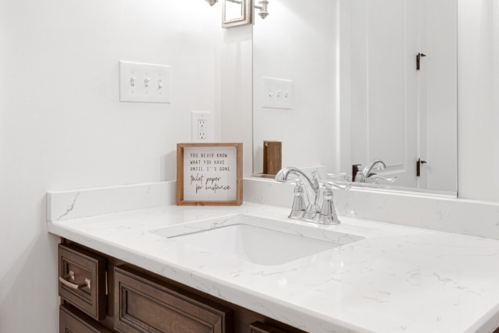 As placas também podem fazer parte de composições com quadros ou prateleiras (Imagem: BryanChavezPhotography | Shutterstock)