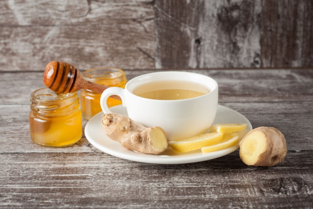 Chá de gengibre e limão-siciliano (Imagem: CreatoraLab | Shutterstock)