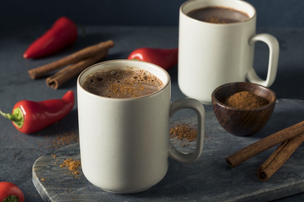 Chocolate quente com pimenta-caiena e especiarias (Imagem: Brent Hofacker | Shutterstock)