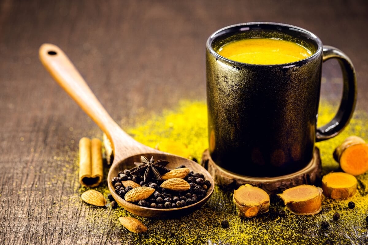 Golden milk com cúrcuma (Imagem: RHJPhtotos | Shutterstock)