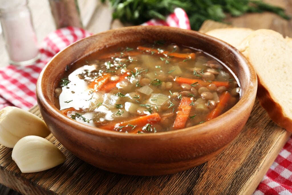 Sopa de lentilha com cenoura (Imagem: Africa Studio | Shutterstock) 