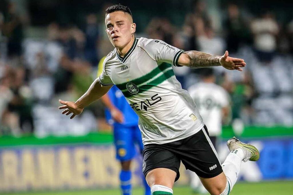 Geovane Meurer com a camisa do Coritiba