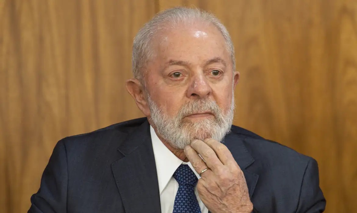 Lula também deu sinal verde para que representantes do setor empresarial participem das negociações com o governo americano, reforçando a posição do Brasil nas discussões comerciais.